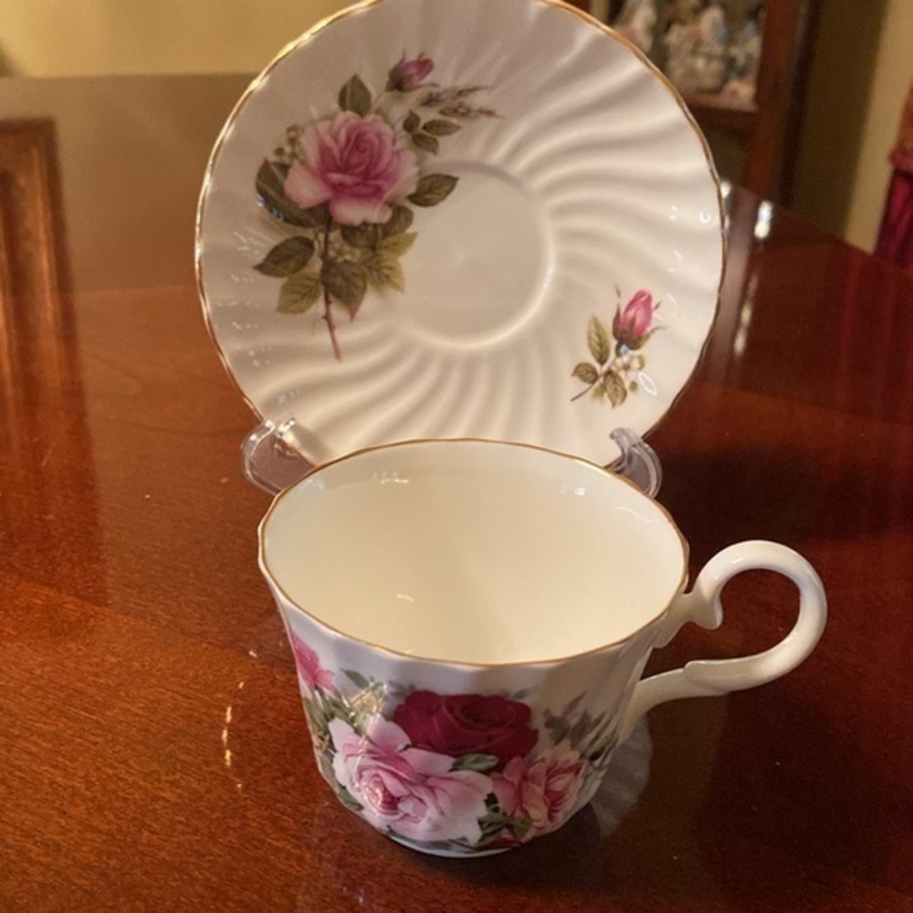 Royal Stuart fine bone China teacup‎ and saucer made in England - Picture 2 of 3